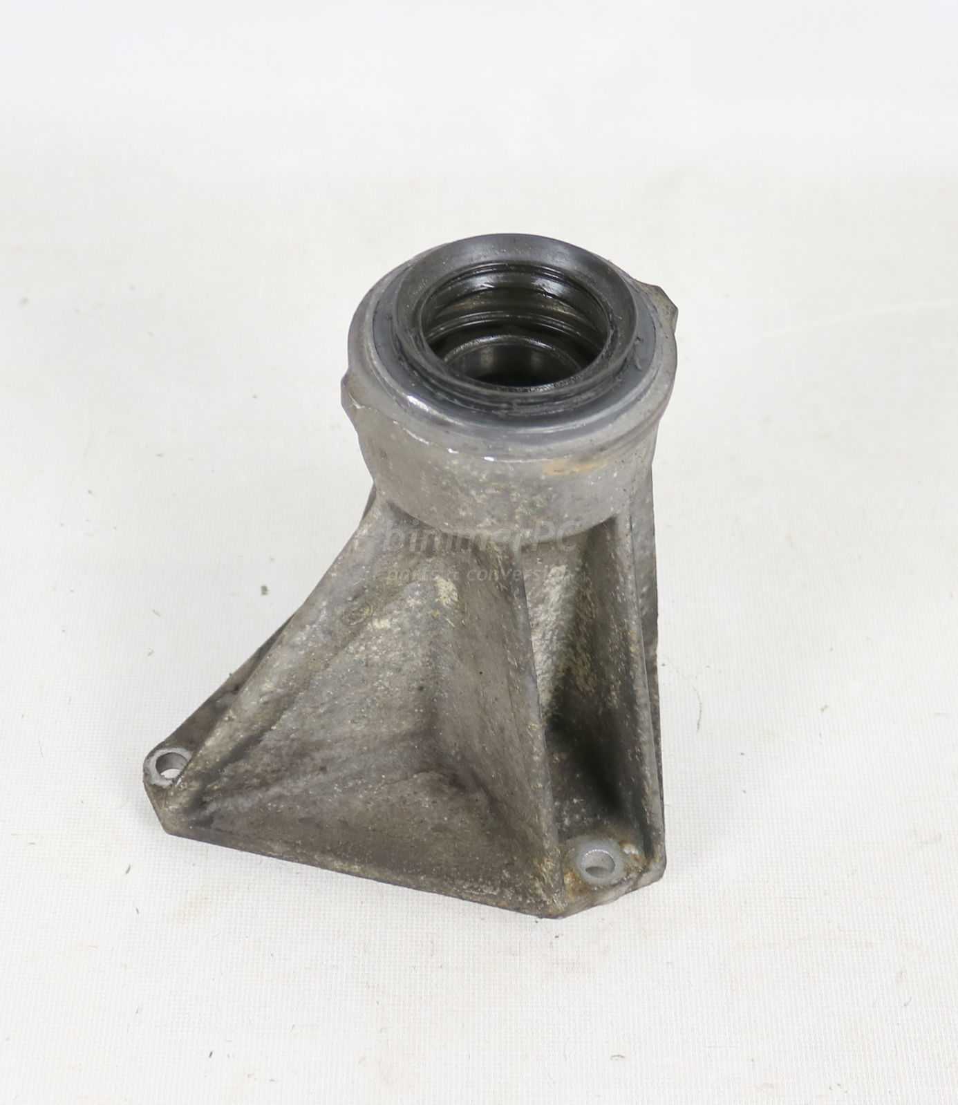 Picture of BMW  Right Front Axle Oilpan Support Output Shaft Bracket E53 X5 V8 for sale