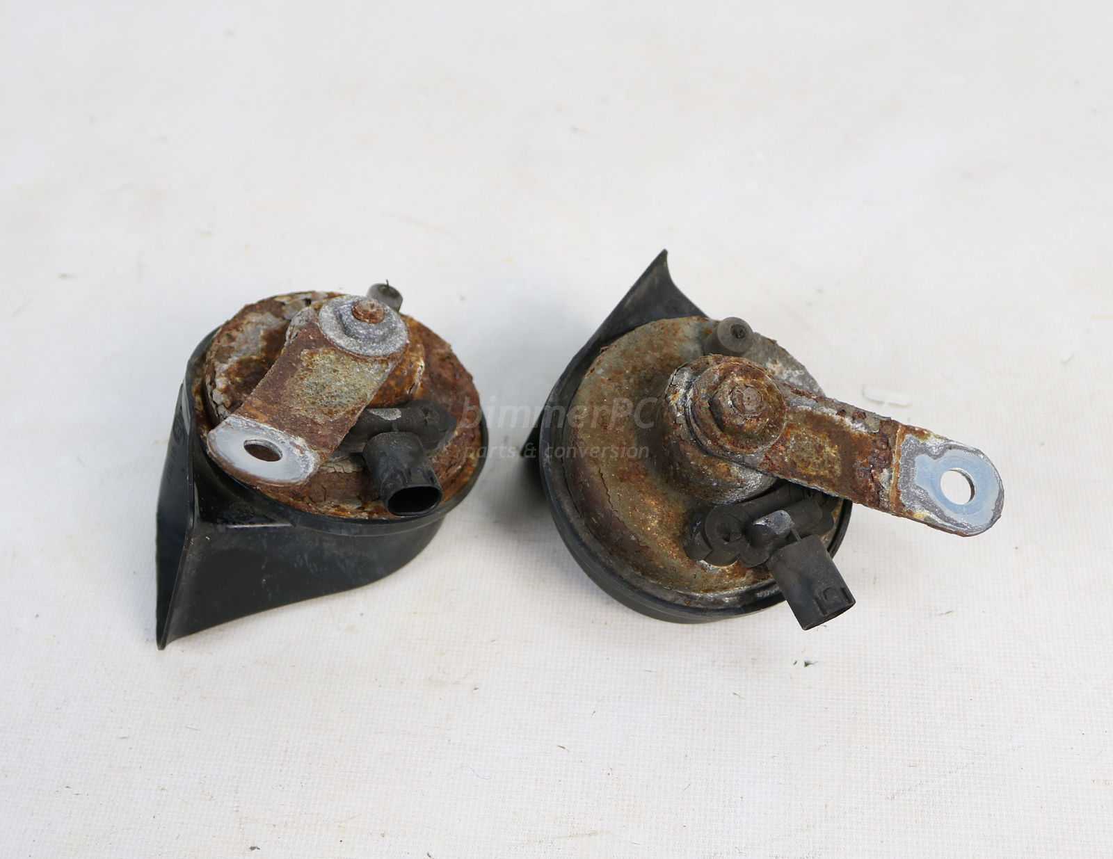 Picture of BMW  Factory Air Horns with Brackets E39 6 Cylinder Late for sale