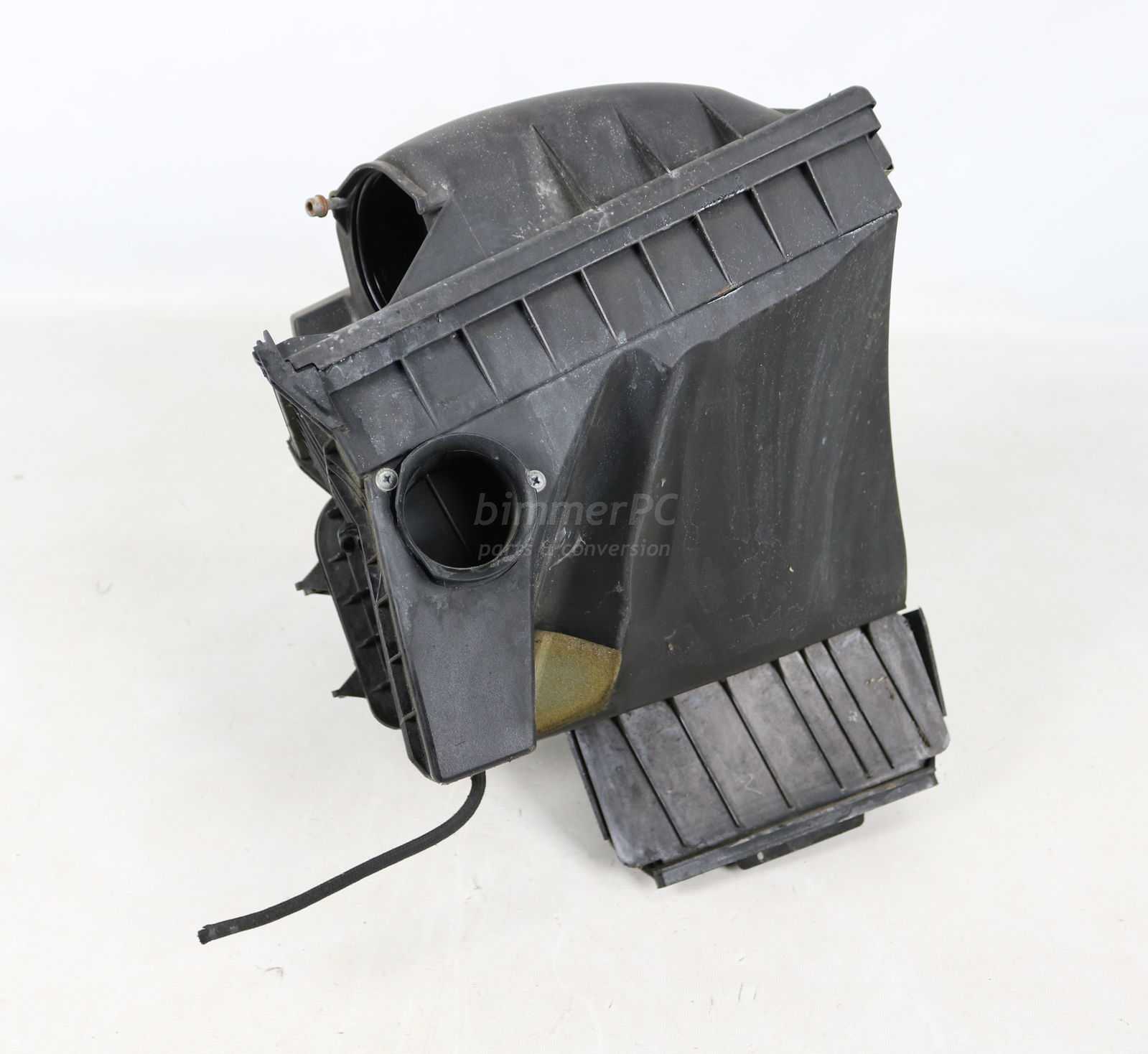 Picture of BMW 13717500547 Passengers Right Intake Air Filter Cleaner Box Housing V12 N73 E66 E65 Early for sale